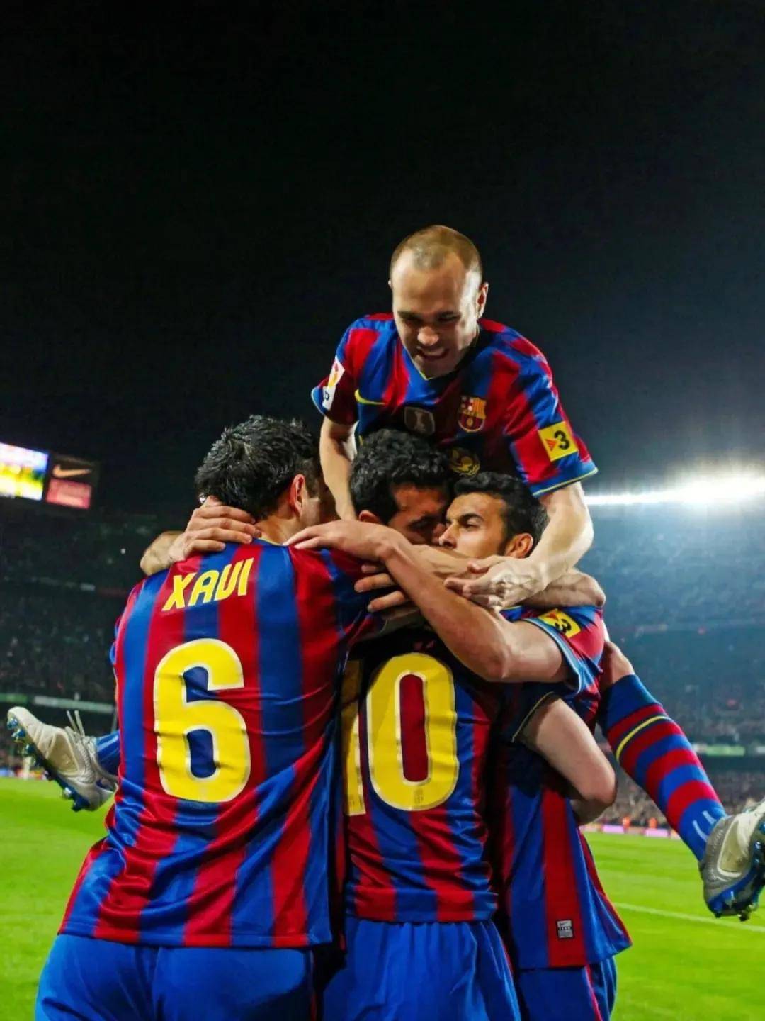 关于西班牙中场伊涅斯塔展现技术超群的信息