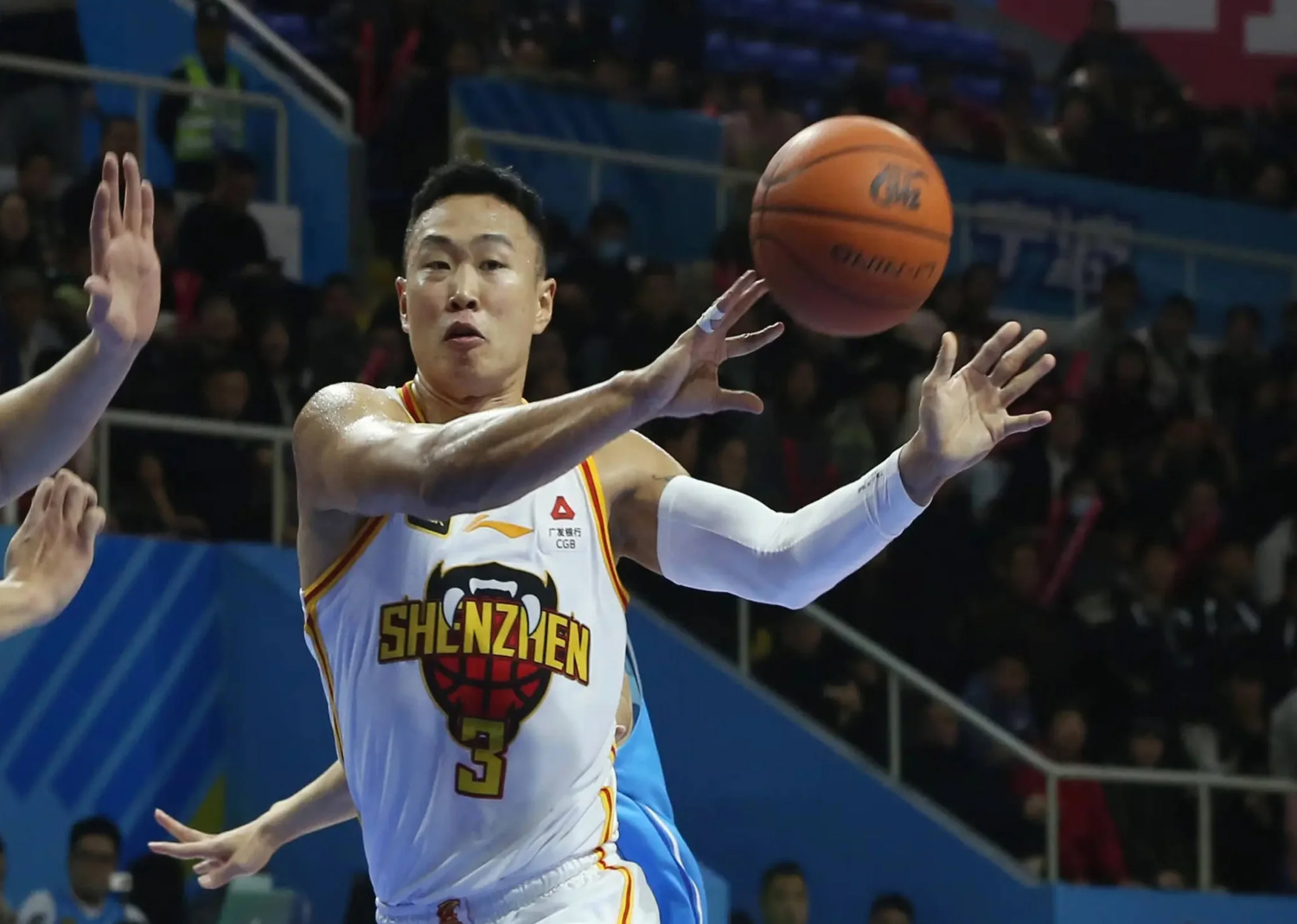 深圳队实力雄厚，横扫对手晋级