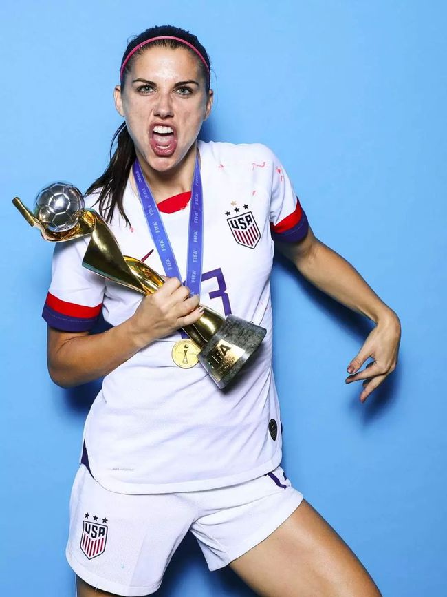 包含精彩纷呈的国际足球盛事：女子球员秀出技术的词条