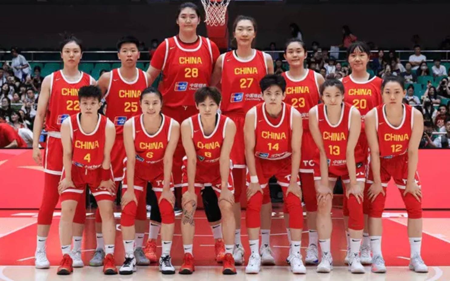 -体育场上的激烈对决：两支队伍争夺胜利的简单介绍