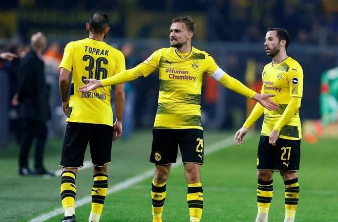 包含德甲：多特蒙德3-1赢下奥格斯堡，继续保持联赛榜首位置的词条