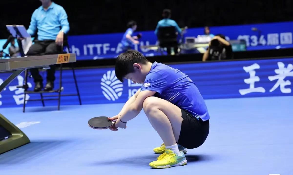 运动员赛场上集中注意力,冷静应对各种状况 运动员赛场上集中注意力,冷静应对各种状况