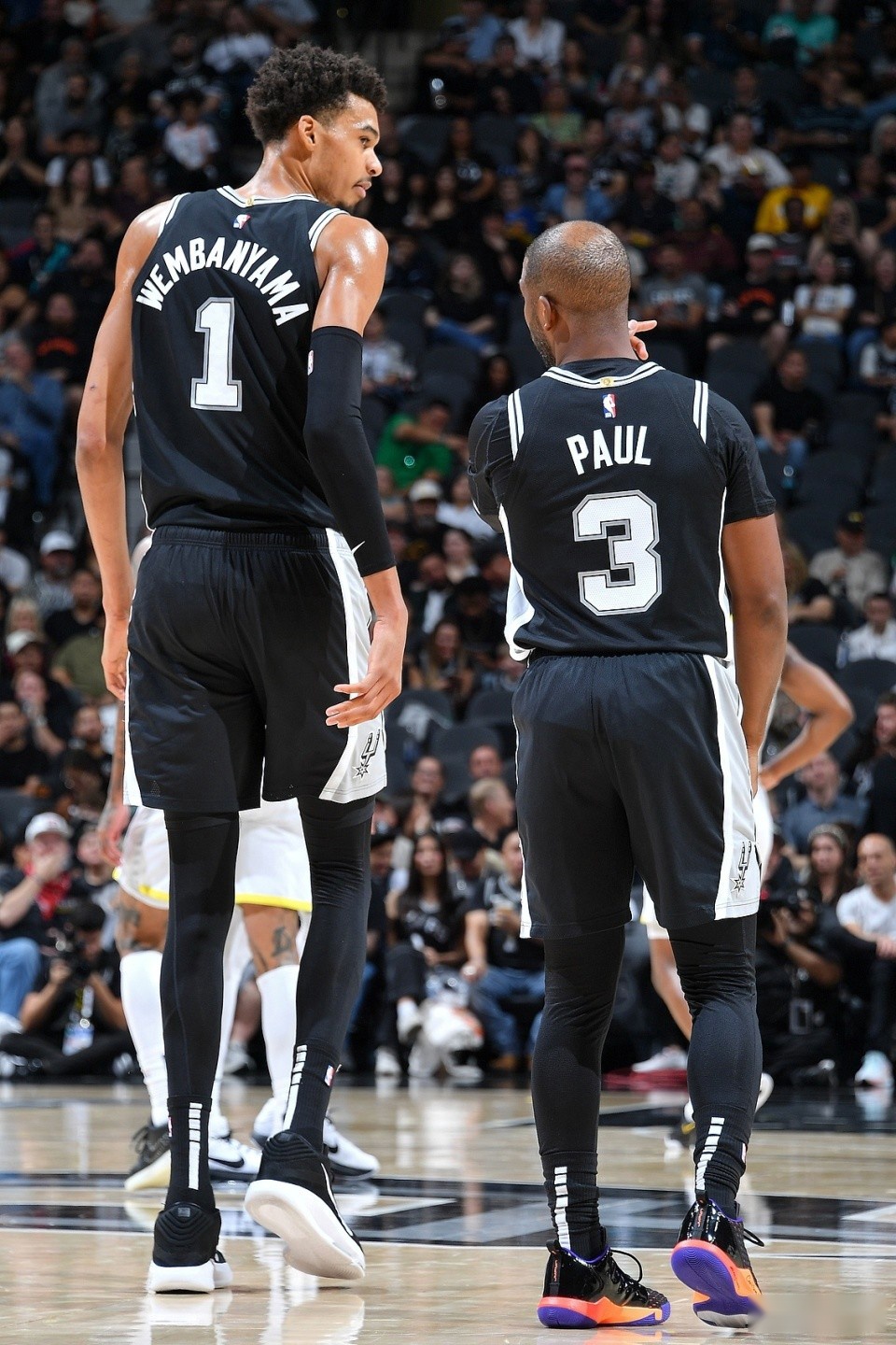 pg电子官网-雄鹿艰难战胜马刺，守住东部次席位置