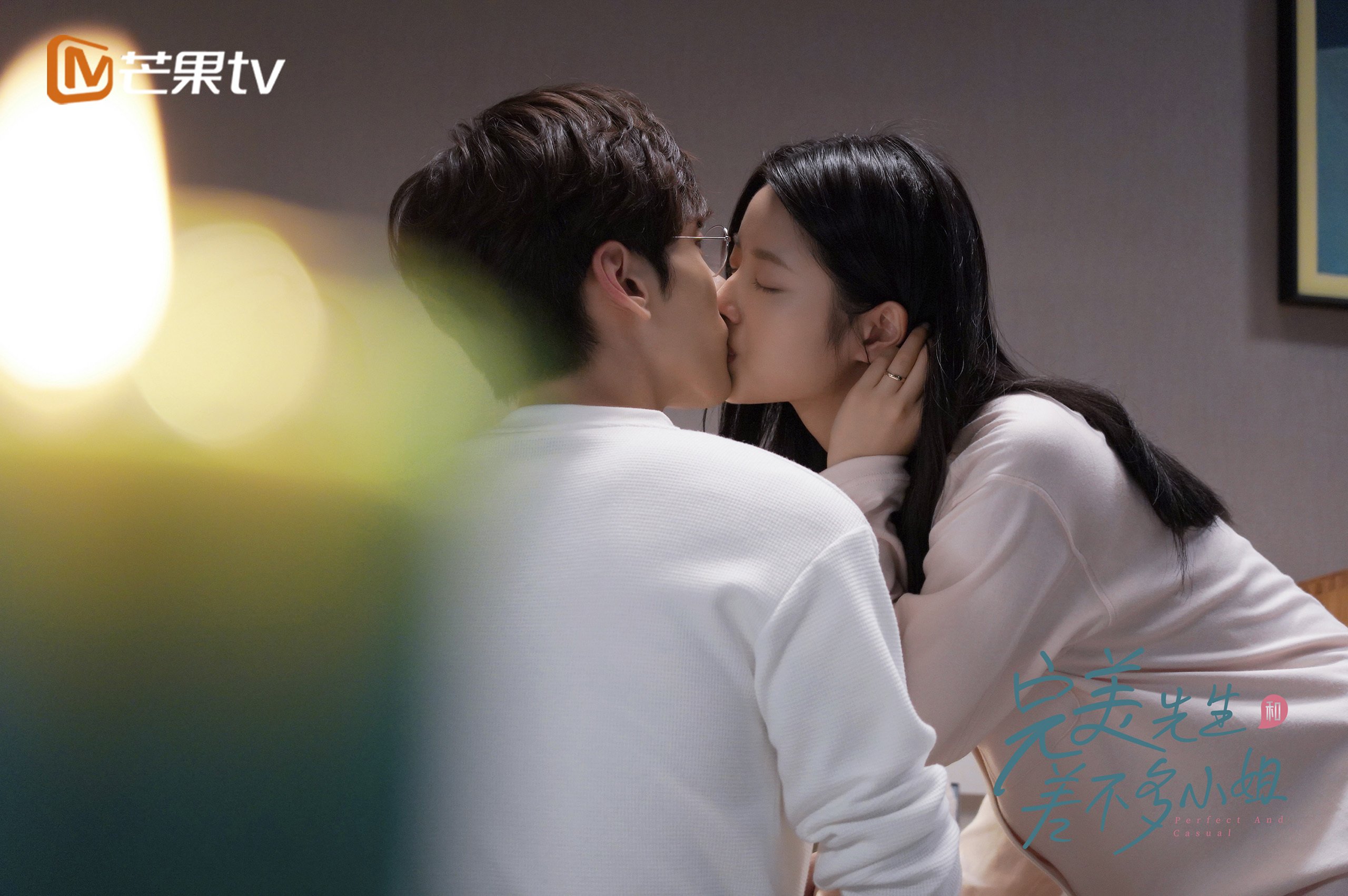 赛道上的轰鸣,球场上的传奇,硬仗之夜的共同心跳