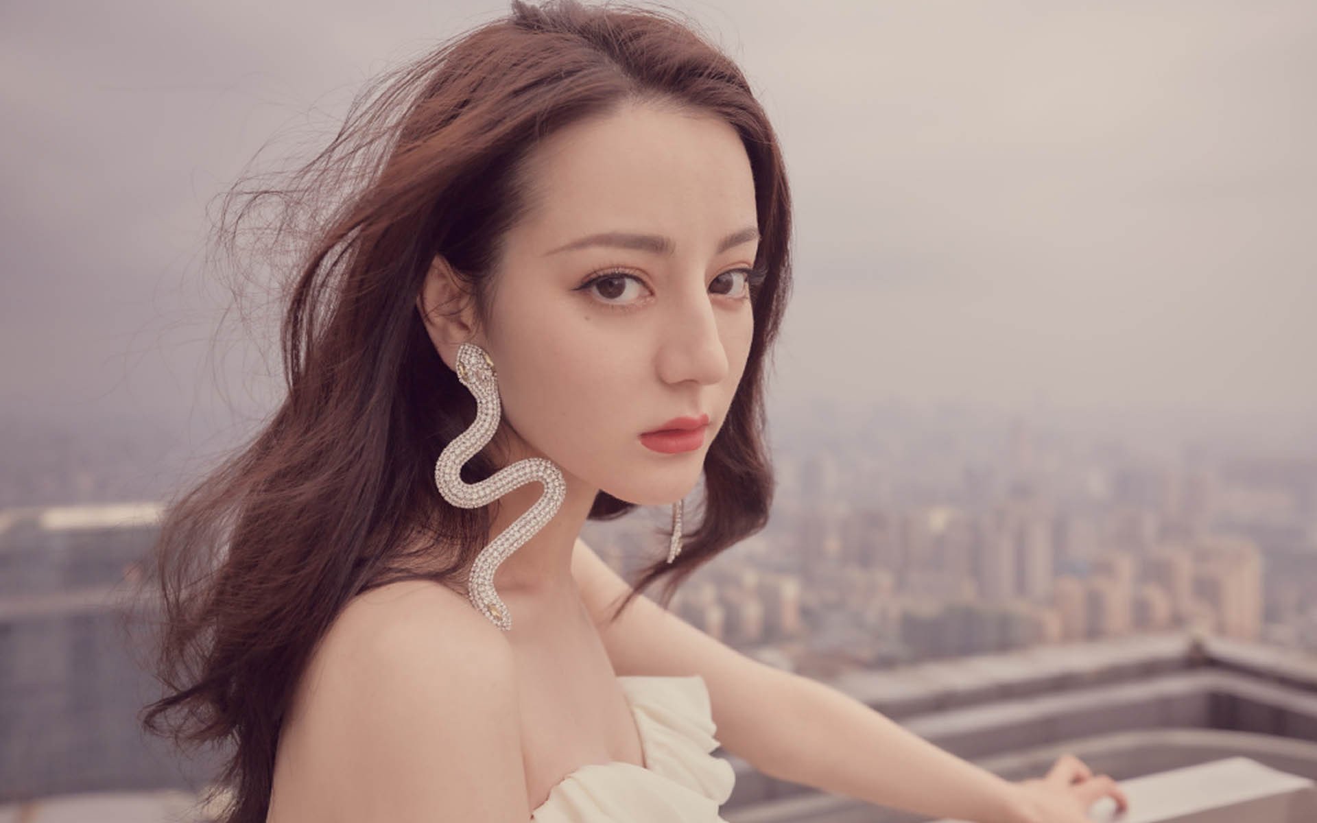 pg电子下载-奥斯梅恩的璀璨首秀，F1新赛季揭幕战之夜聚焦新星光芒